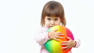 Barn med boll. Foto: AdobeStock