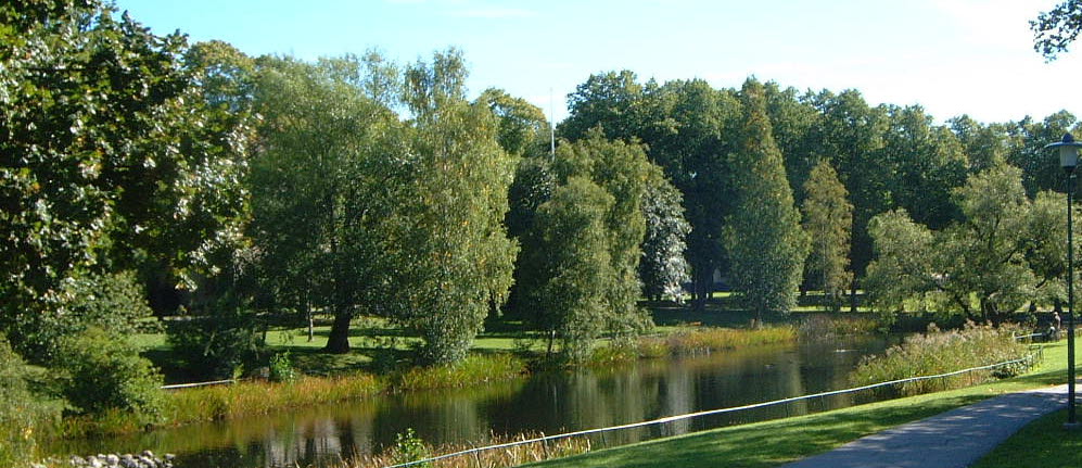 En promenadväg och en å