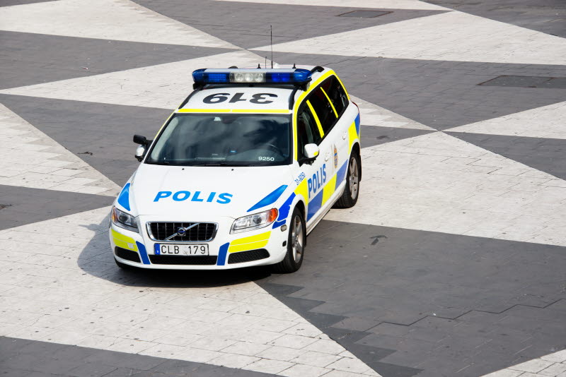 En polisbil står parkerad på Sergels torg i Stockholm.