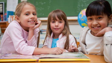 Tre flickor i klassrum