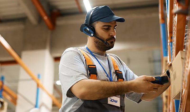 Lagerarbetare med headset