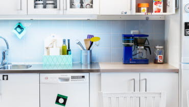 Ett smart kök med hjälpmedel, bland annat bilder som visar vad som finns i vilket skåp.