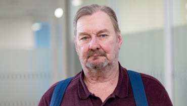 En person med allvarlig min tittar rakt in i kameran. Foto: Yanan Li