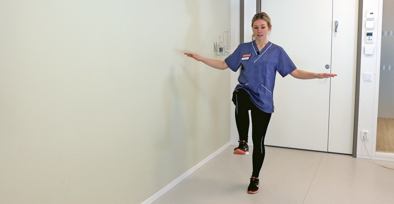 Fysioterapeut Sara Wessberg visar balansövning. Foto: Katja Vallin