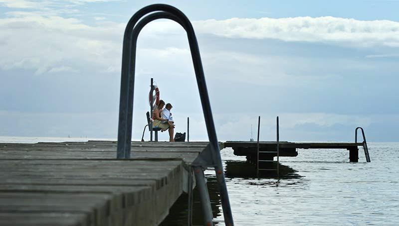 Kvällsbadare på brygga