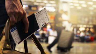 Person med ett boardingkort i handen 