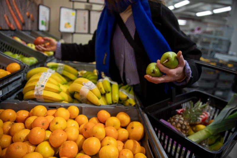 En person köper frukt i en butik. Foto: KImberley Torchia, Matmissionen