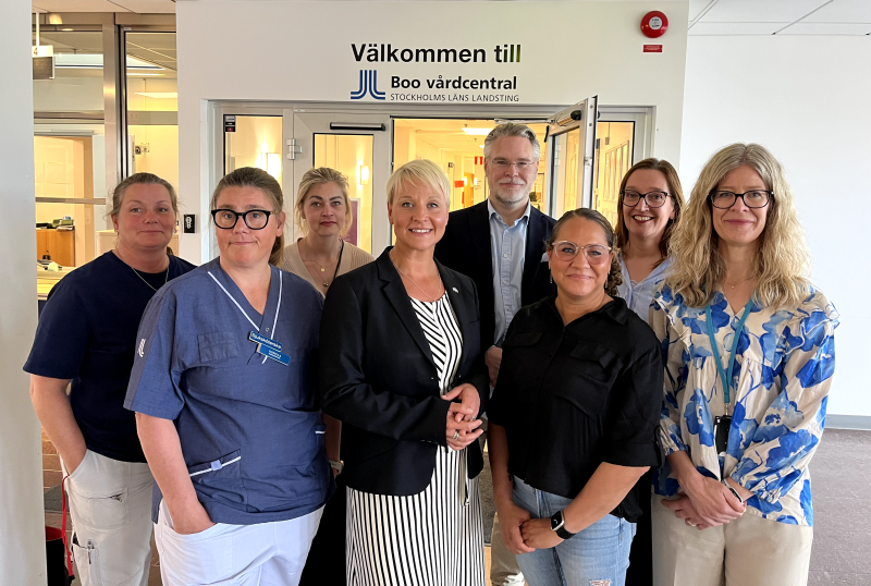 Gruppbild vid besök av äldreminister på Boo vårdcentral
