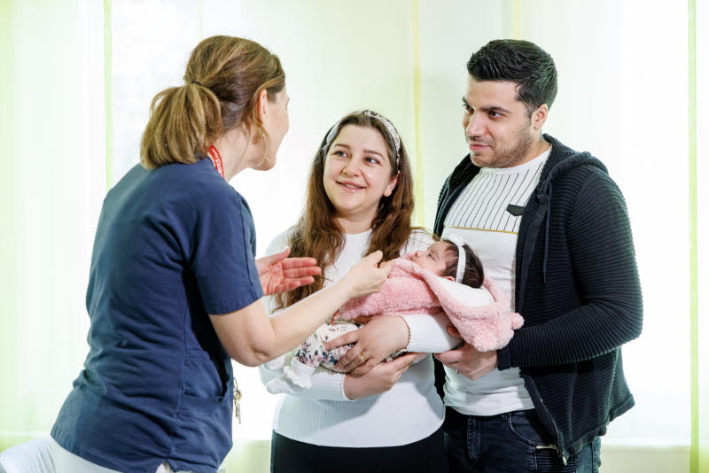 bebis familj och vårdpersonal