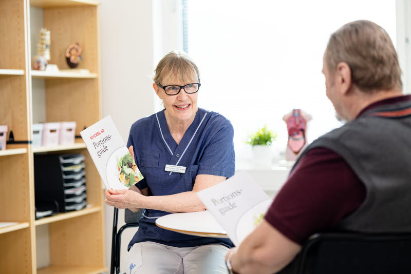 En dietist samtalar med en patient som har obesitas. Foto: Yanan Li