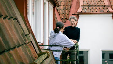 Samtal barn vuxen på balkong