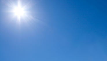 Sol på blå himmel.