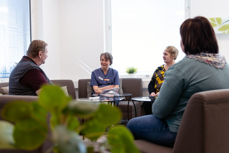En grupp patienter sitter och pratar med en dietist. Foto: Yanan Li