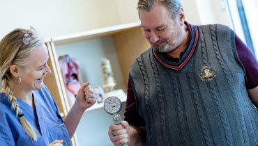 En vårdpersonal undersöker handstyrkan hos en patient med obesitas. Foto: Yanan Li