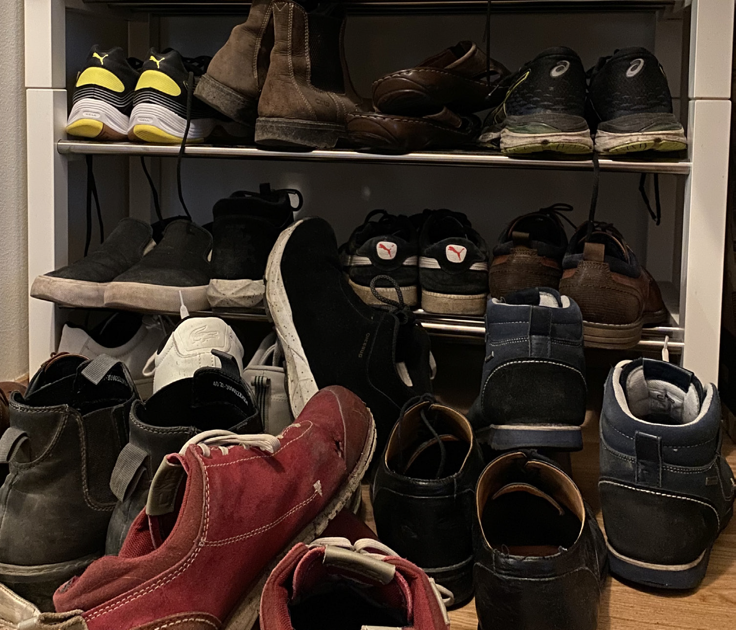 Fotografi av en hög med skor i en hall