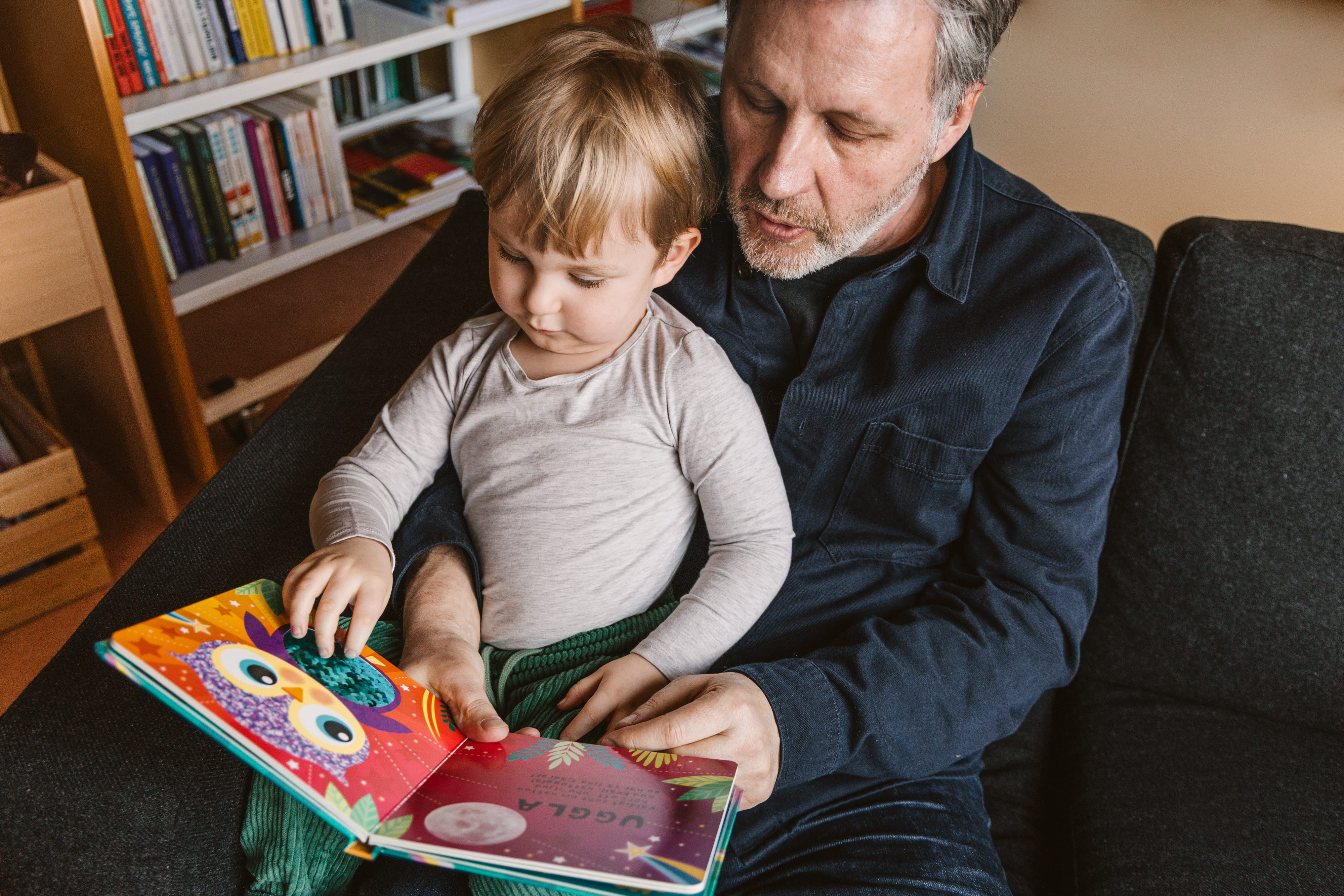 Familj som läser tillsammans