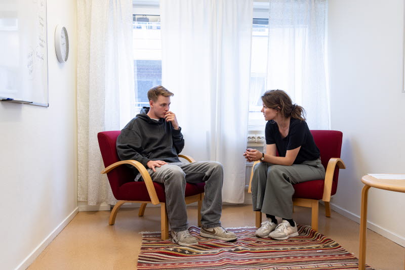 Samtal mellan tonåring och behandlare