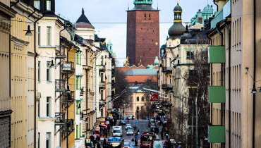 Vy över Hantverkargatan i stockholm med Stadshuset i bakgrunden