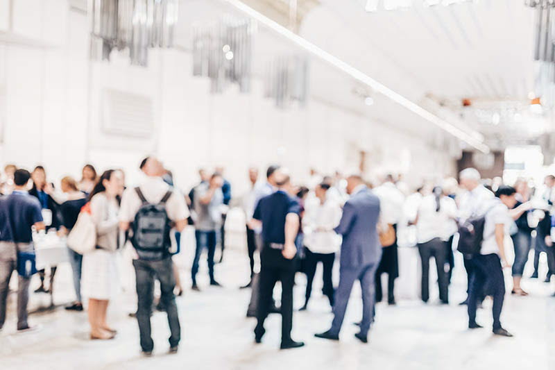 Människor som minglar inomhus