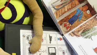 Undra läser barnbok med pratkarta