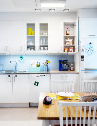 Ett smart kök med hjälpmedel, bland annat bilder som visar vad som finns i vilket skåp.