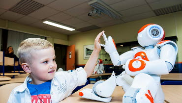Barn och AI-robot