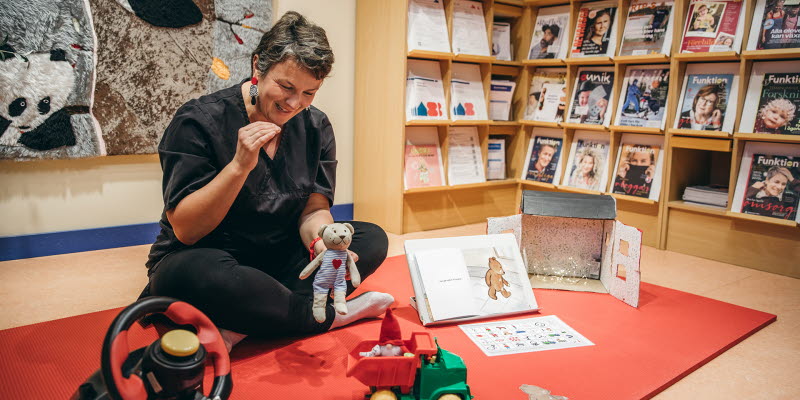 Kvinna läser en anpassad saga