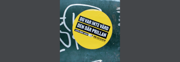klistermärke där det står "du var inte värd den där prillan" och hänvisning till sluta-röka-linjen