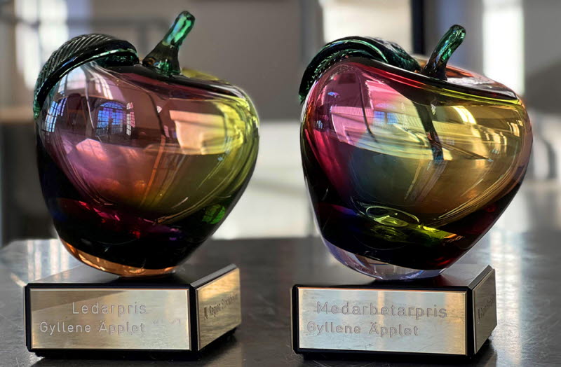 Två gyllene äpplen som prispokaler
