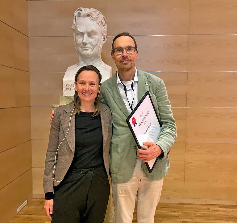Katarina Gustafsson, Neuroförbundet, och Fredrik Piehl, Centrum för neurologi, vid prisutdelning Årets Neuroprofil 2025