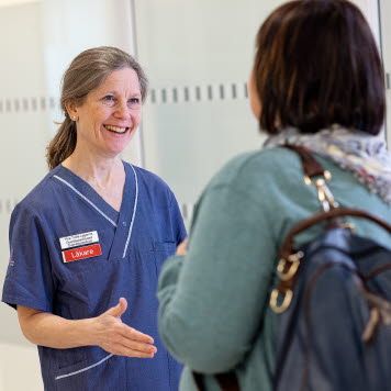 En läkare hälsar en patient välkommen. Foto: Yanan Li