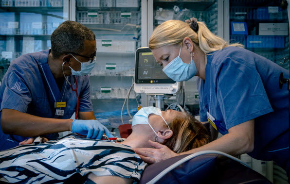 Vårdpersonal tar hand om patient