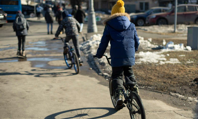 Cyklande barn i stadsmiljö
