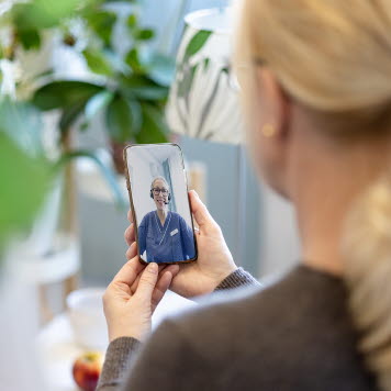 En patient har ett videosamtal med en vårdgivare. Foto: Yanan Li