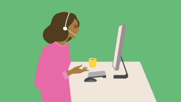 illustration av kvinna som sitter med hörlurar och pratar in i en dator
