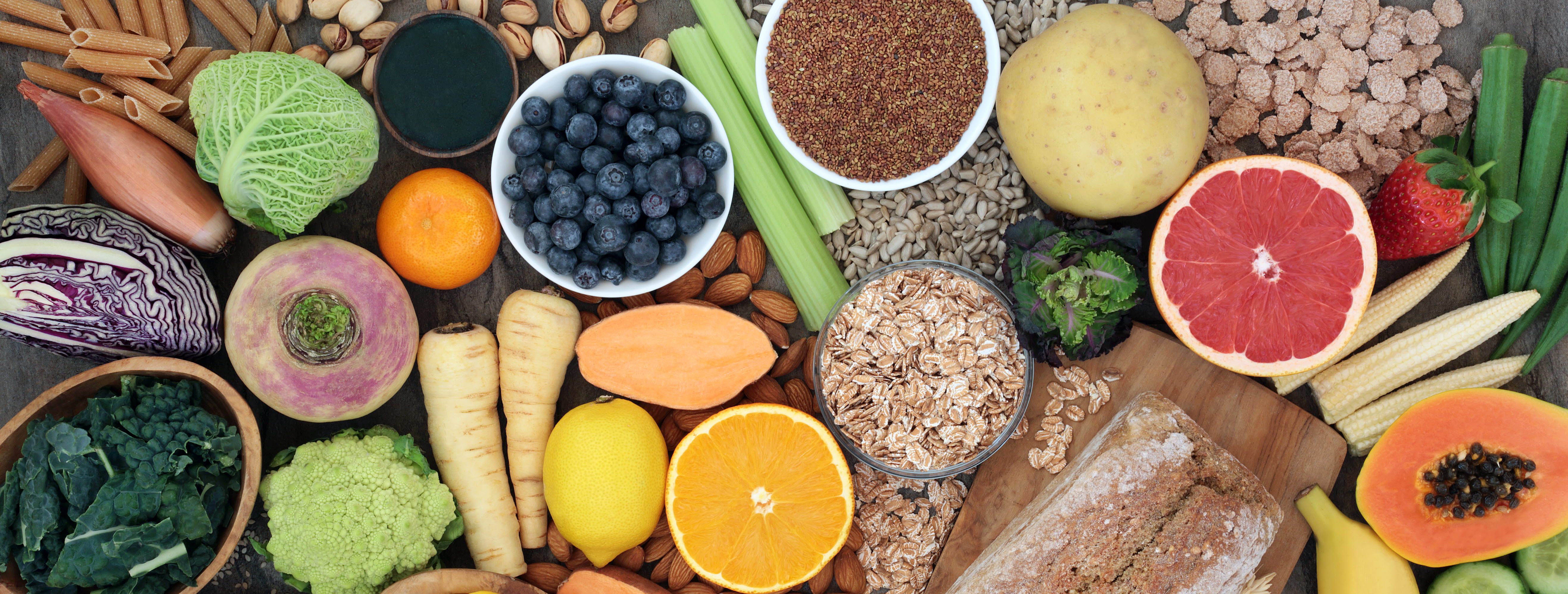 Ett hälsosamt kostmönster innehåller mycket grönsaker, fyllkornsprodukter, frukt, bär, nötter