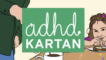 Bilden visar texten "Adhdkartan" och en flicka vid ett matbord samt en vuxen som häller upp kaffe