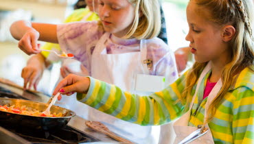 Barn tar mat i skolmatsal