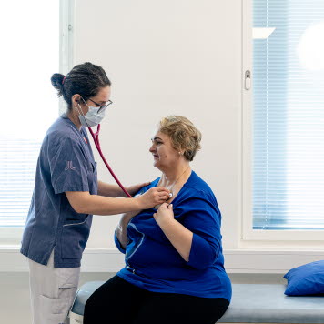 En läkare lyssnar på en patients hjärta. Foto: Yanan Li