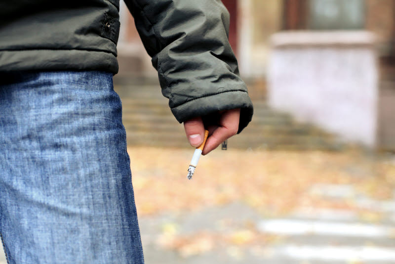 Ung person med cigarett i handen