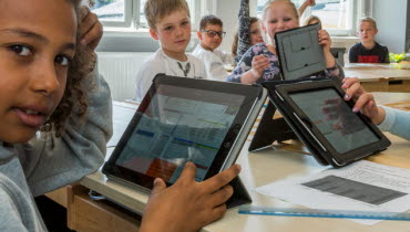 Elever i klassrum använder surfplatta