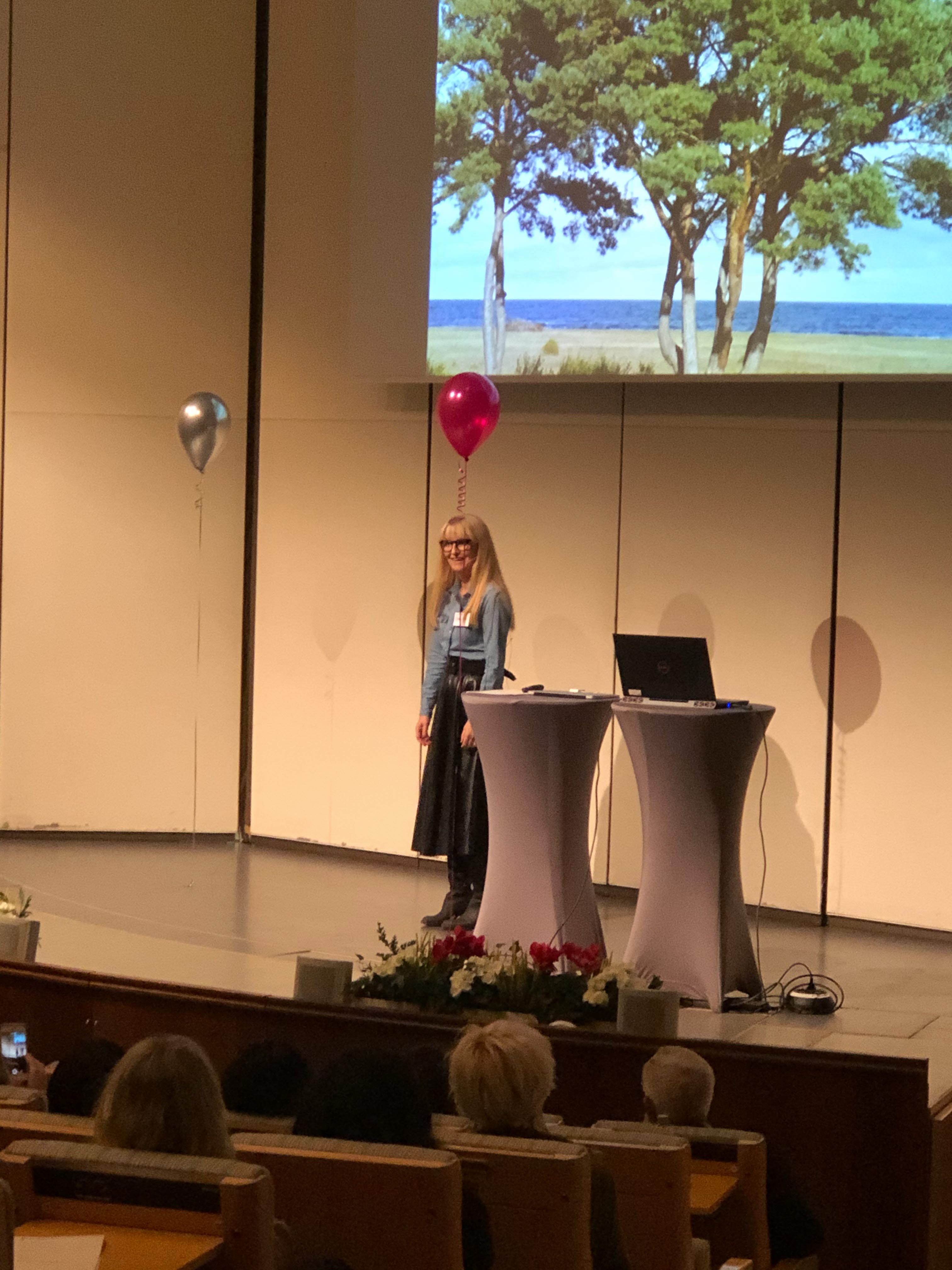 Erica Lind, leg. sjuksköterska vid Stockholms sjukhem föreläser om vikten av att vårda vårdaren. 