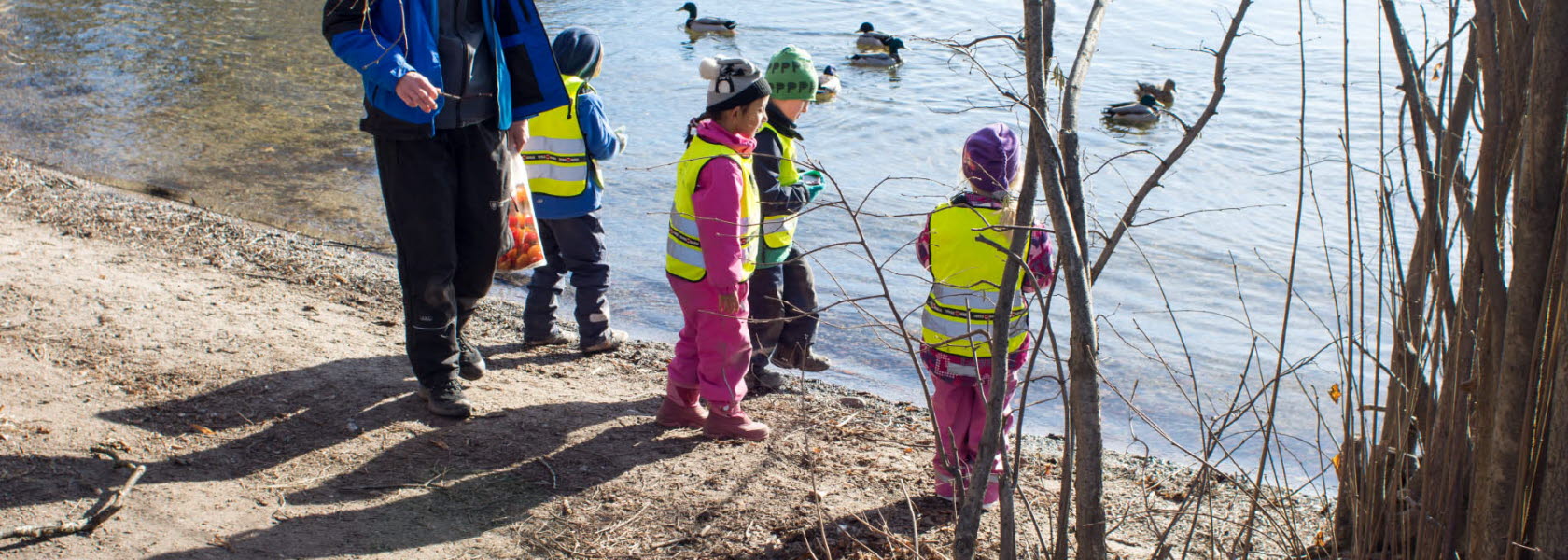 Barn som leker vid vattnet i Rålambshovsparken i Stockholm