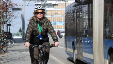 Kvinna på cykel i gatumiljö, Stockholm