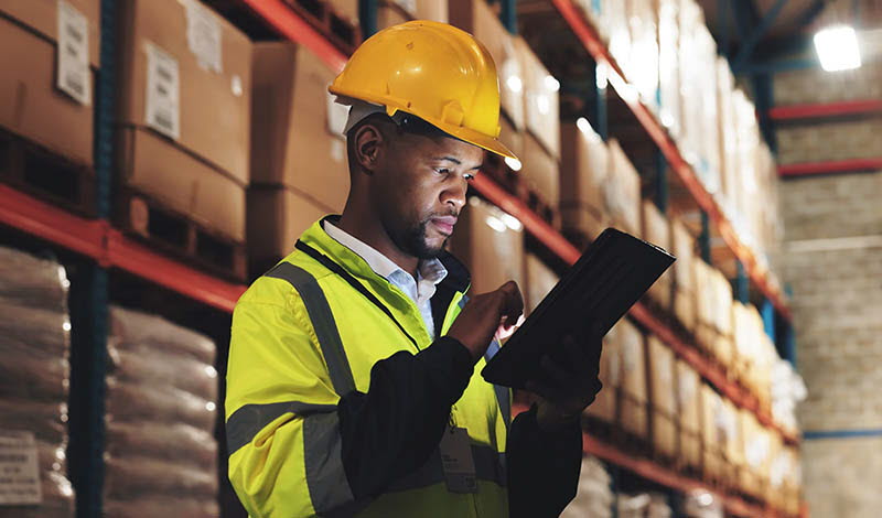 Lagerarbete tittar på digital skärm