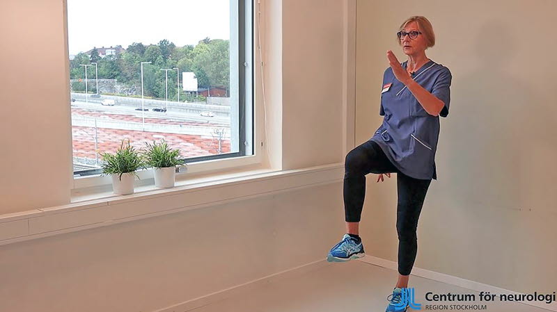 Marie Kierkegaard, fysioterapeut vid Centrum för neurologi, visar en balansövning.