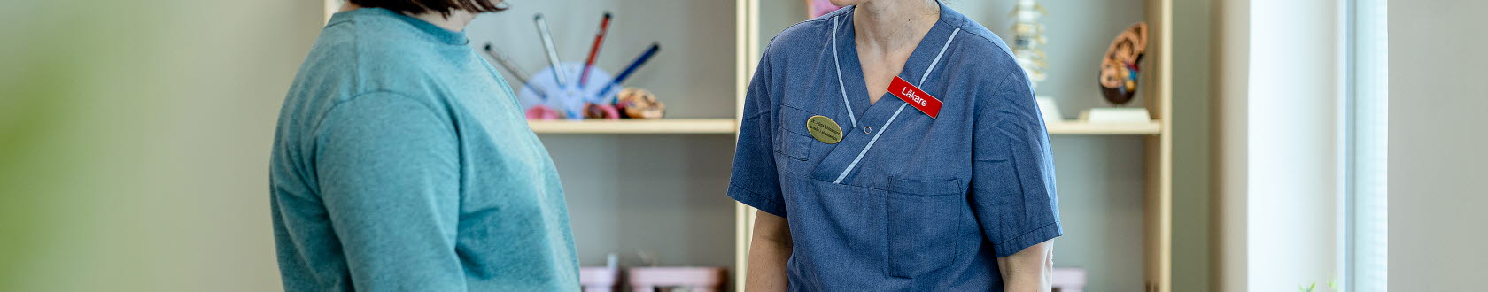 En läkare väger en patient som har övervikt. Foto: Yanan Li