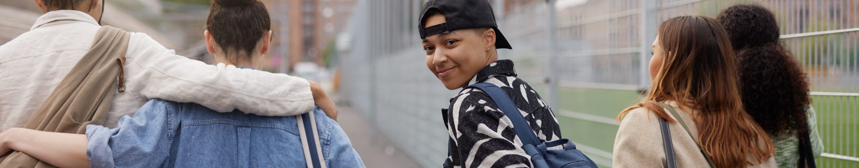 Ungdomar går vid fotbollsplan