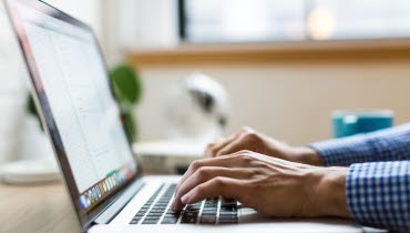 Händer som skriver på en laptop