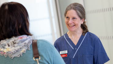 En patient hälsas välkommen av en läkare. Foto: Yanan Li